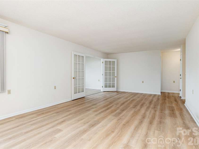 228 Dartcrest Drive, Hendersonville, NC 28792.  MLS# CAR4341599, YatesRealty ID 2279. 