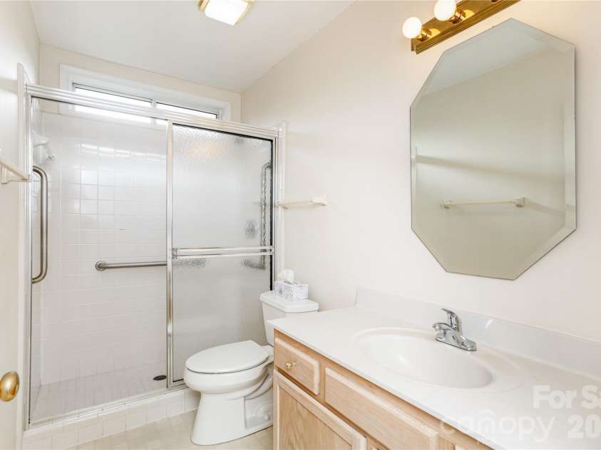 228 Dartcrest Drive, Hendersonville, NC 28792.  MLS# CAR4341599, YatesRealty ID 2279. En suite bath