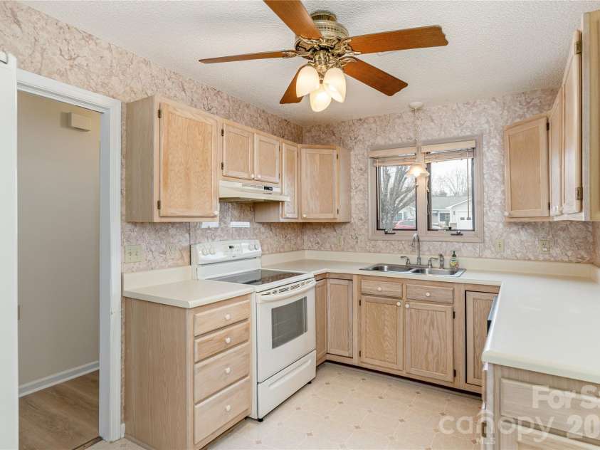 228 Dartcrest Drive, Hendersonville, NC 28792.  MLS# CAR4341599, YatesRealty ID 2279. Kitchen