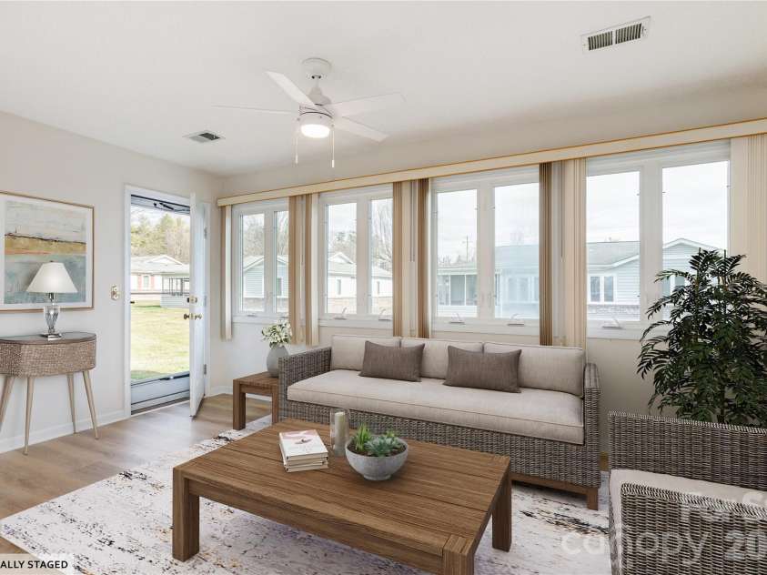 228 Dartcrest Drive, Hendersonville, NC 28792.  MLS# CAR4341599, YatesRealty ID 2279. Sunroom