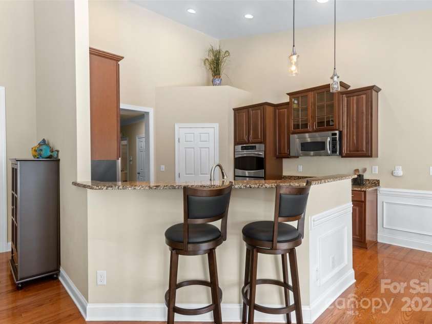 1119 Williamstown Road, Matthews, NC 28105.  MLS# CAR4271632, YatesRealty ID 22791. Kitchen Breakfast Bar