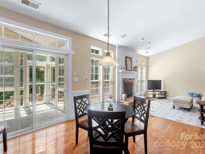 1119 Williamstown Road, Matthews, NC 28105.  MLS# CAR4271632, YatesRealty ID 22791. Kitchen Eating Area