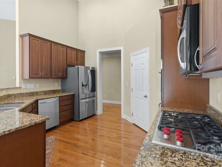 1119 Williamstown Road, Matthews, NC 28105.  MLS# CAR4271632, YatesRealty ID 22791. Kitchen with granite, stainless steel appliances