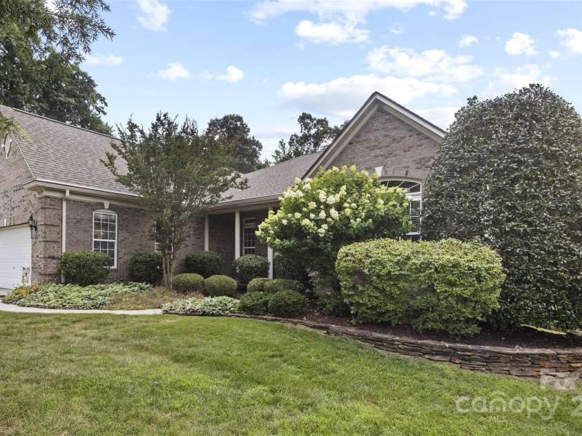 1119 Williamstown Road, Matthews, NC 28105.  MLS# CAR4271632, YatesRealty ID 22791. Mature landscaping