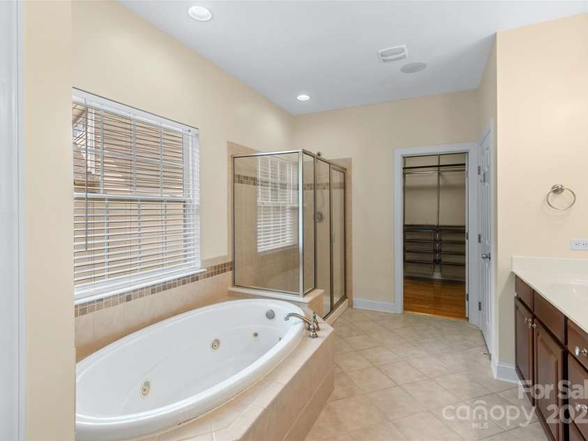 1119 Williamstown Road, Matthews, NC 28105.  MLS# CAR4271632, YatesRealty ID 22791. Primary Bath