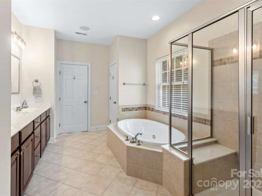 1119 Williamstown Road, Matthews, NC 28105.  MLS# CAR4271632, YatesRealty ID 22791. Primary Bath