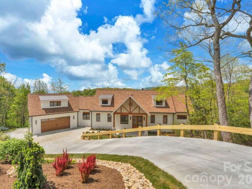 380 Greystone Drive, Boone, NC 28607.  MLS# CAR4367941, YatesRealty ID 22800. 