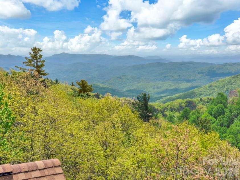 380 Greystone Drive, Boone, NC 28607.  MLS# CAR4367941, YatesRealty ID 22800. 