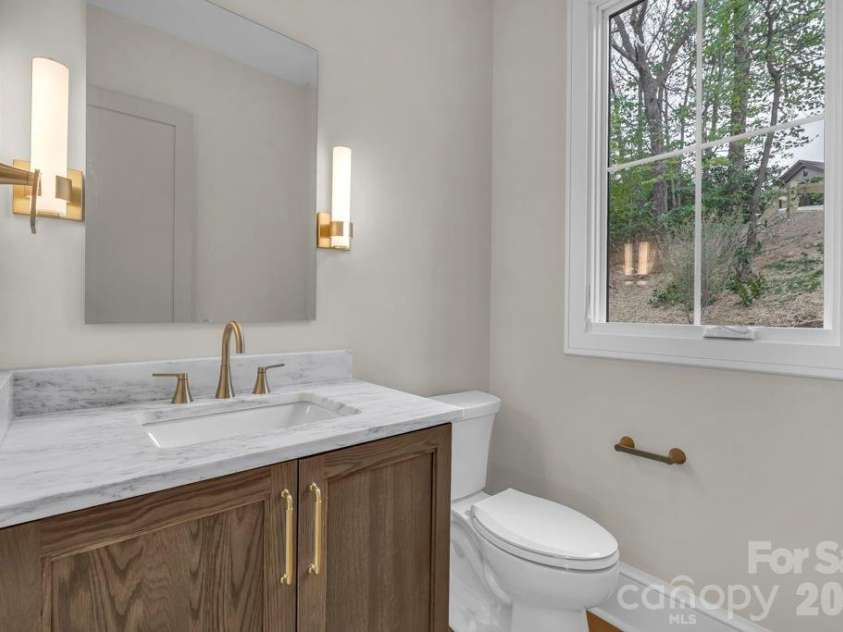 380 Greystone Drive, Boone, NC 28607.  MLS# CAR4367941, YatesRealty ID 22800. Main-level half bath
