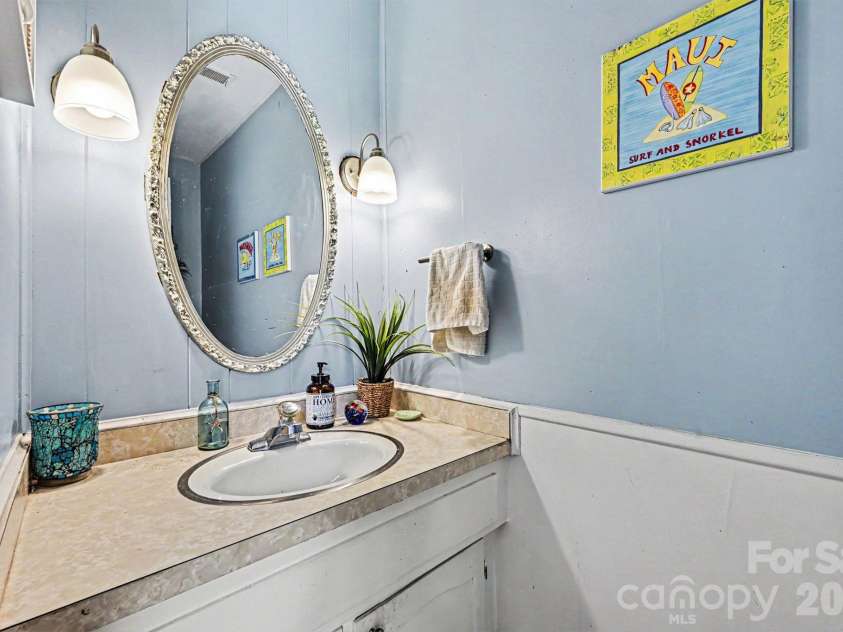 8030 Regent Park Lane, Charlotte, NC 28210.  MLS# CAR4381894, YatesRealty ID 22804. Half Bathroom
