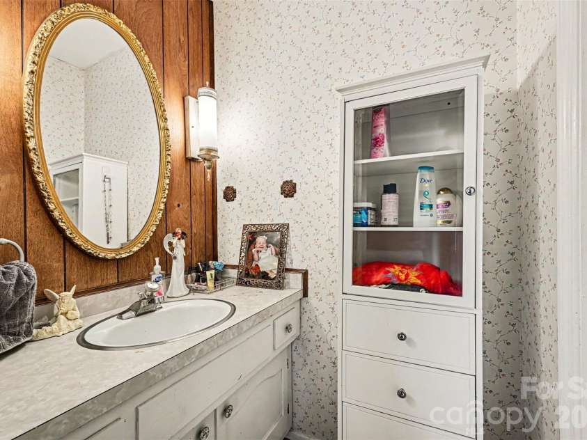 8030 Regent Park Lane, Charlotte, NC 28210.  MLS# CAR4381894, YatesRealty ID 22804. Jack and Jill bathroom -Master side