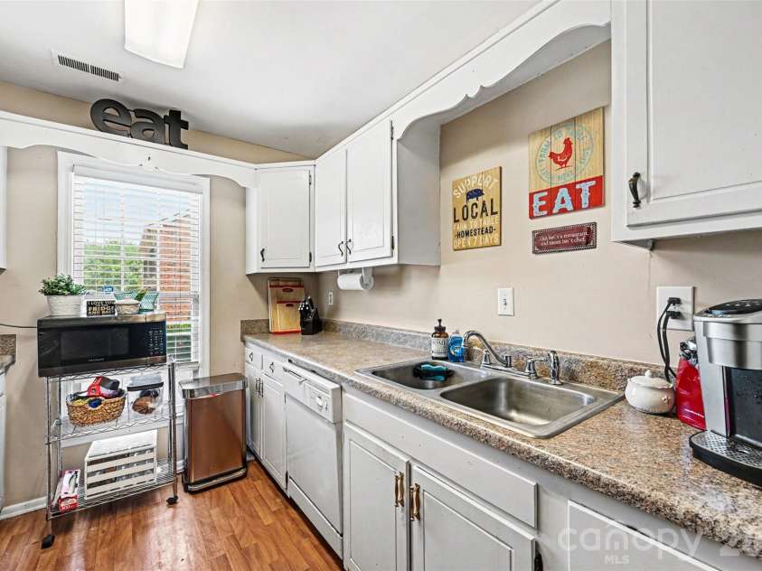 8030 Regent Park Lane, Charlotte, NC 28210.  MLS# CAR4381894, YatesRealty ID 22804. Kitchen