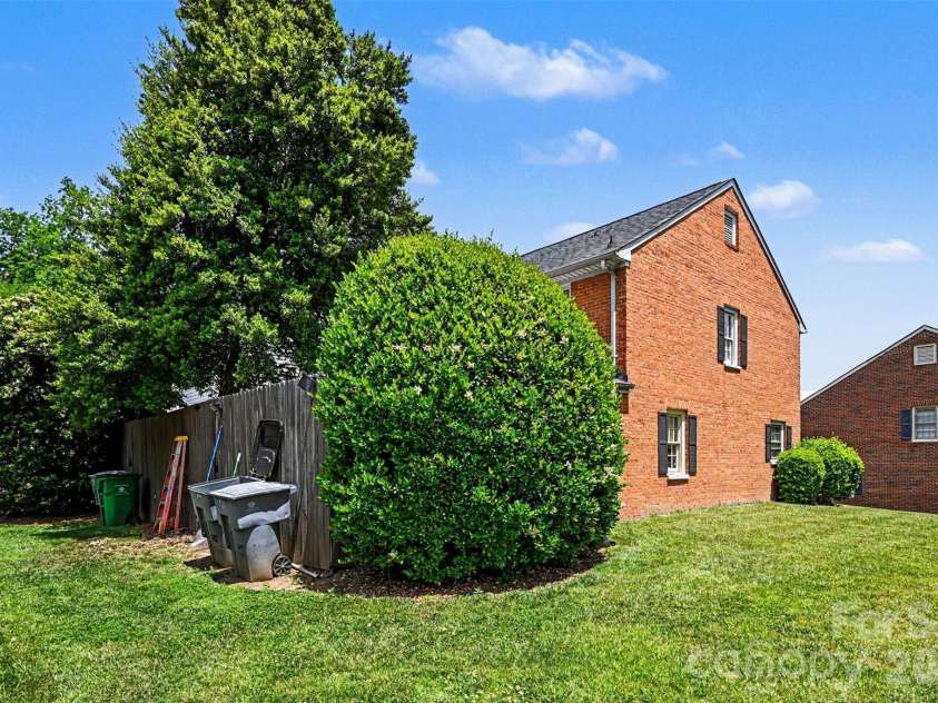 8030 Regent Park Lane, Charlotte, NC 28210.  MLS# CAR4381894, YatesRealty ID 22804. Next to townhome side yard