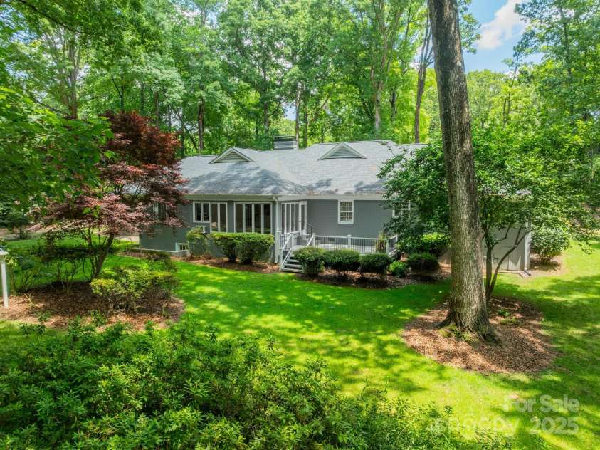 532 Courtney Lane, Matthews, NC 28105.  MLS# CAR4252271, YatesRealty ID 22805. Beautiful, mature landscaping on an expansive lot.