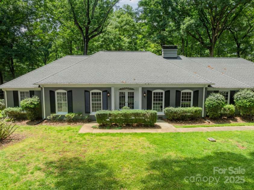 532 Courtney Lane, Matthews, NC 28105.  MLS# CAR4252271, YatesRealty ID 22805. Beautiful Ranch home with a Bonus Room and office space in the basement!