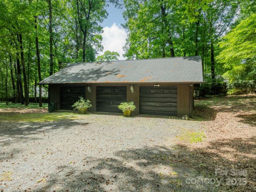 532 Courtney Lane, Matthews, NC 28105.  MLS# CAR4252271, YatesRealty ID 22805. Detached 3-car garage