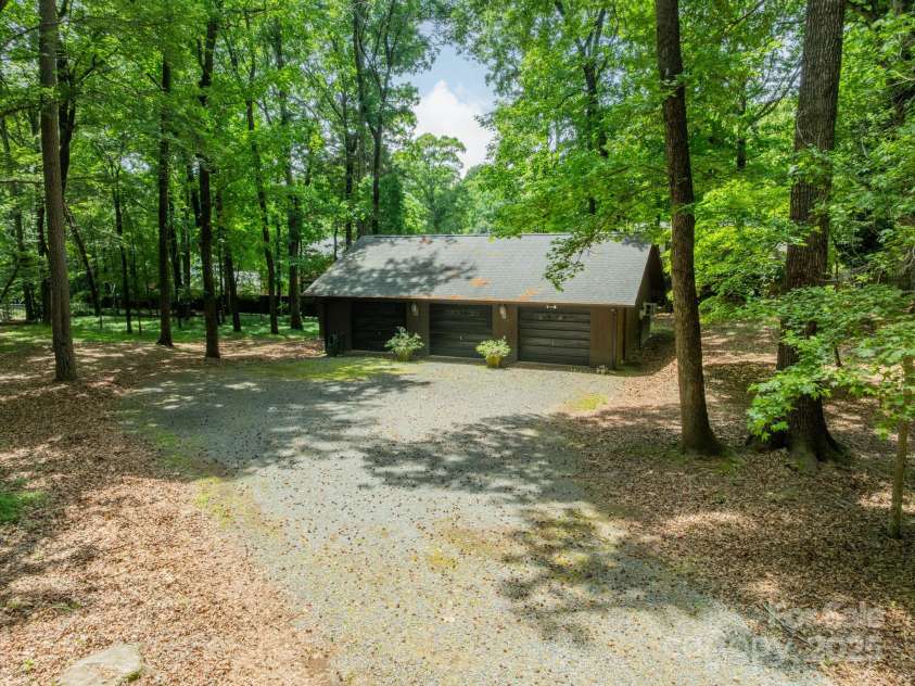 532 Courtney Lane, Matthews, NC 28105.  MLS# CAR4252271, YatesRealty ID 22805. Detached 3-car garage perfect for a worksohop, car collectors, hobbies, etc...