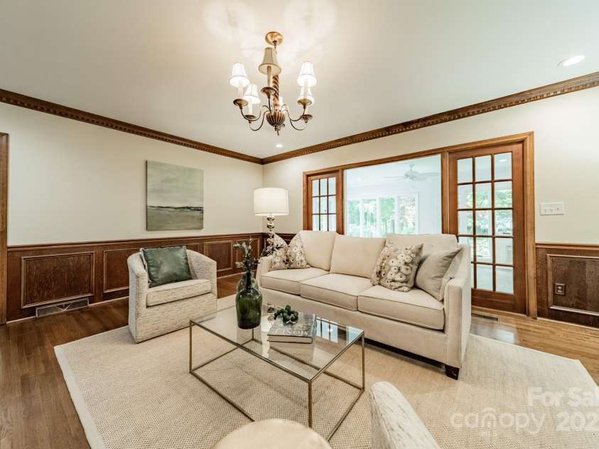 532 Courtney Lane, Matthews, NC 28105.  MLS# CAR4252271, YatesRealty ID 22805. Family Room looking out into the sunroom and backyard.  The doorway on the left leads back to the 4 bedrooms.