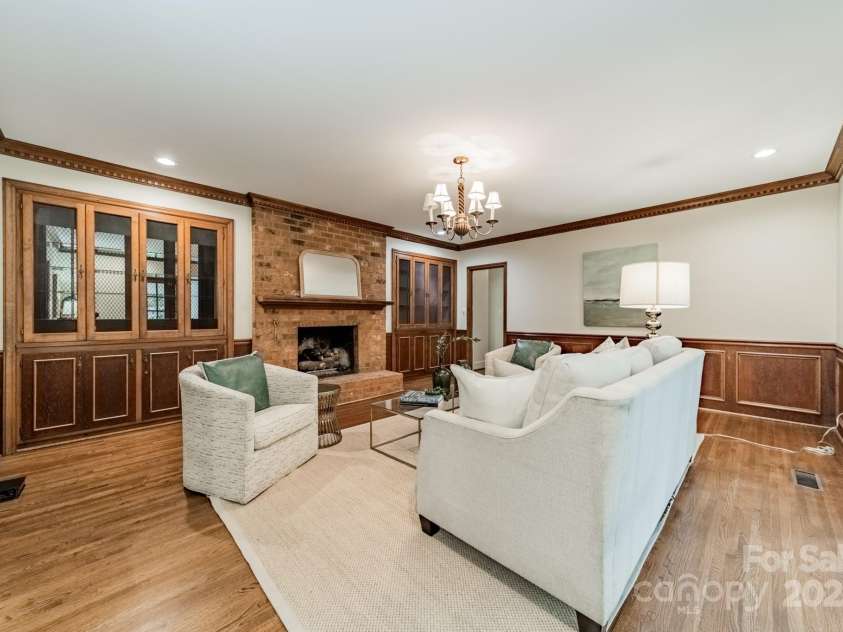 532 Courtney Lane, Matthews, NC 28105.  MLS# CAR4252271, YatesRealty ID 22805. Family Room with built-ins and a fireplace