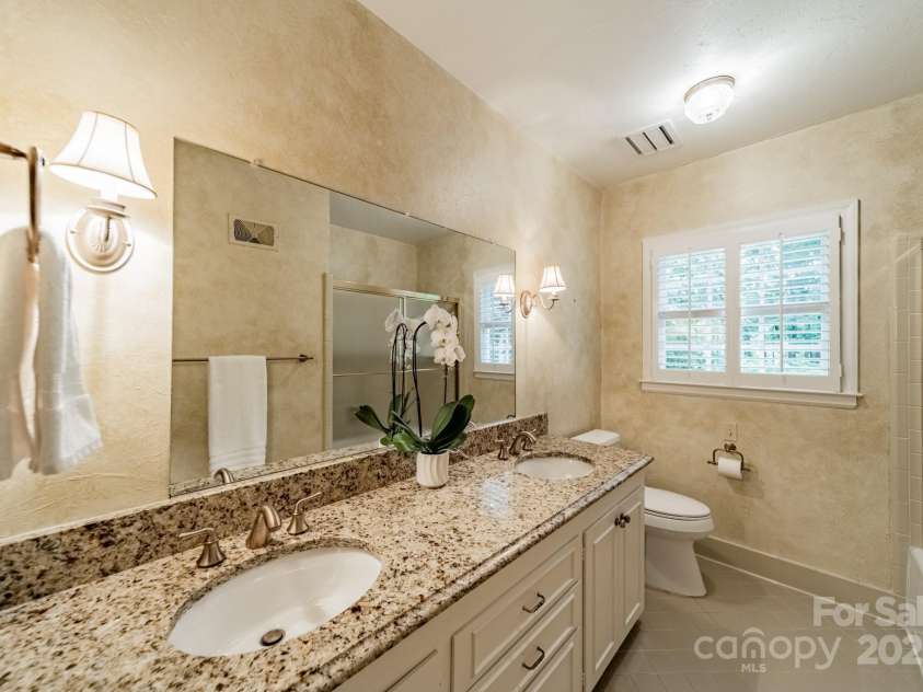 532 Courtney Lane, Matthews, NC 28105.  MLS# CAR4252271, YatesRealty ID 22805. Full bath