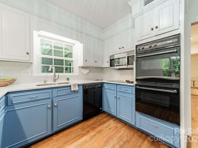 532 Courtney Lane, Matthews, NC 28105.  MLS# CAR4252271, YatesRealty ID 22805. Kitchen