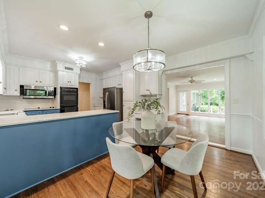 532 Courtney Lane, Matthews, NC 28105.  MLS# CAR4252271, YatesRealty ID 22805. Kitchen and Breakfast area looking into the sunroom
