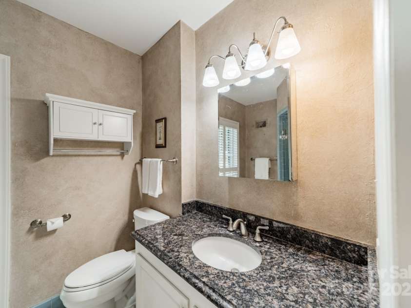 532 Courtney Lane, Matthews, NC 28105.  MLS# CAR4252271, YatesRealty ID 22805. Primary bath