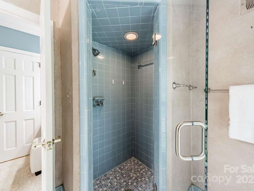 532 Courtney Lane, Matthews, NC 28105.  MLS# CAR4252271, YatesRealty ID 22805. Primary bath