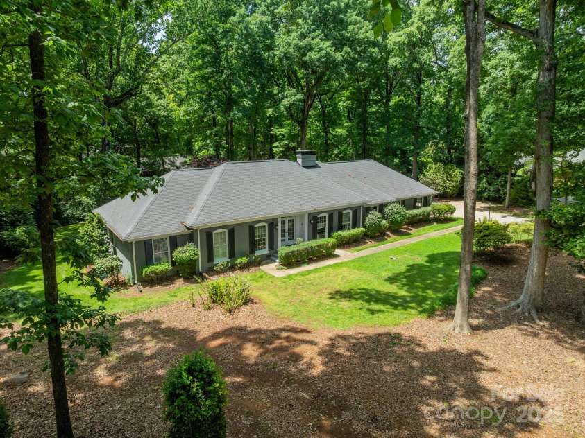 532 Courtney Lane, Matthews, NC 28105.  MLS# CAR4252271, YatesRealty ID 22805. Welcome Home to 532 Courtney Lane, just minutes away from Downtown Matthews, Providence High School, and private schools!