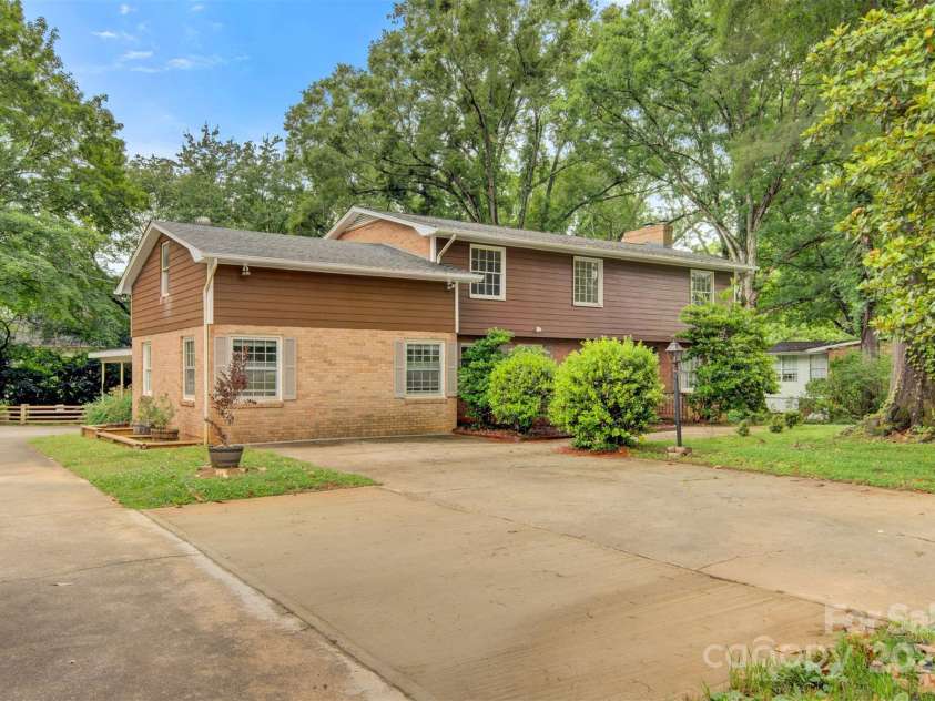 841 12th Avenue, Hickory, NC 28601.  MLS# CAR4264933, YatesRealty ID 22806. 