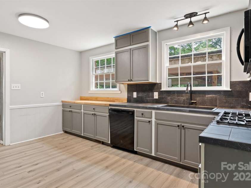 841 12th Avenue, Hickory, NC 28601.  MLS# CAR4264933, YatesRealty ID 22806. 