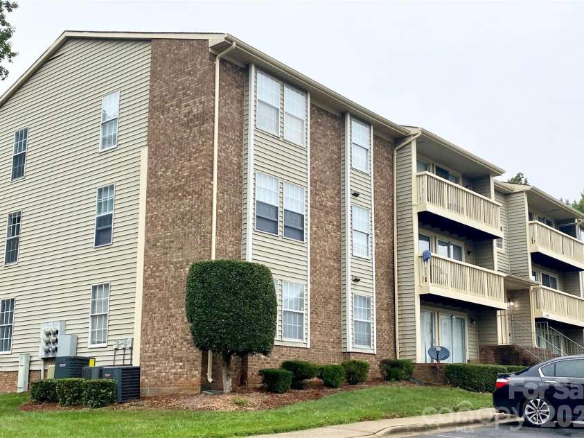 1604 Arlyn Circle, Charlotte, NC 28213.  MLS# CAR4393622, YatesRealty ID 22813. 