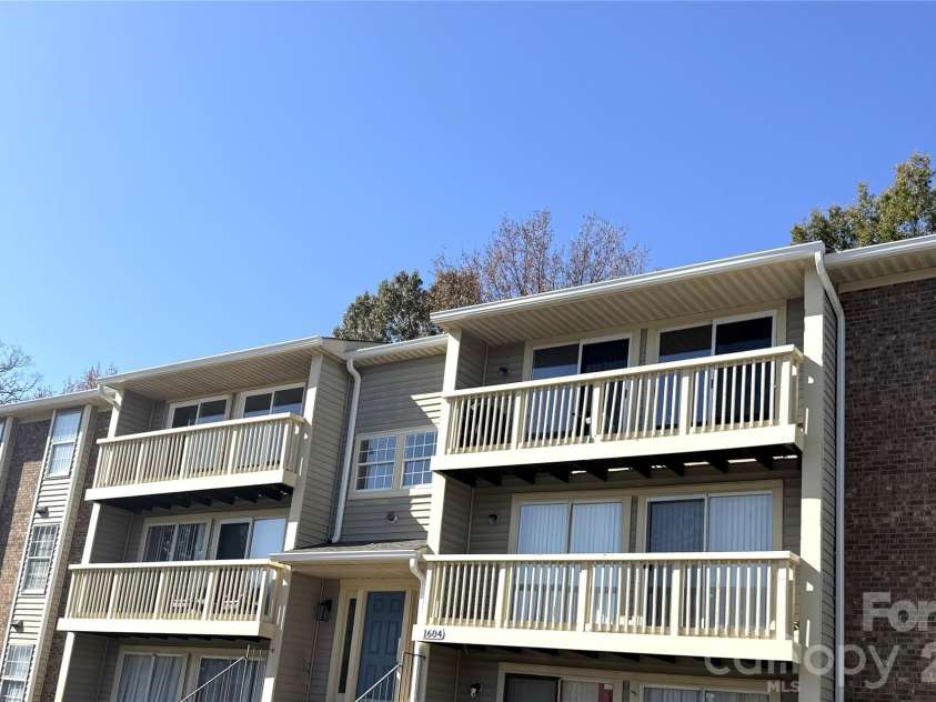 1604 Arlyn Circle, Charlotte, NC 28213.  MLS# CAR4393622, YatesRealty ID 22813. 