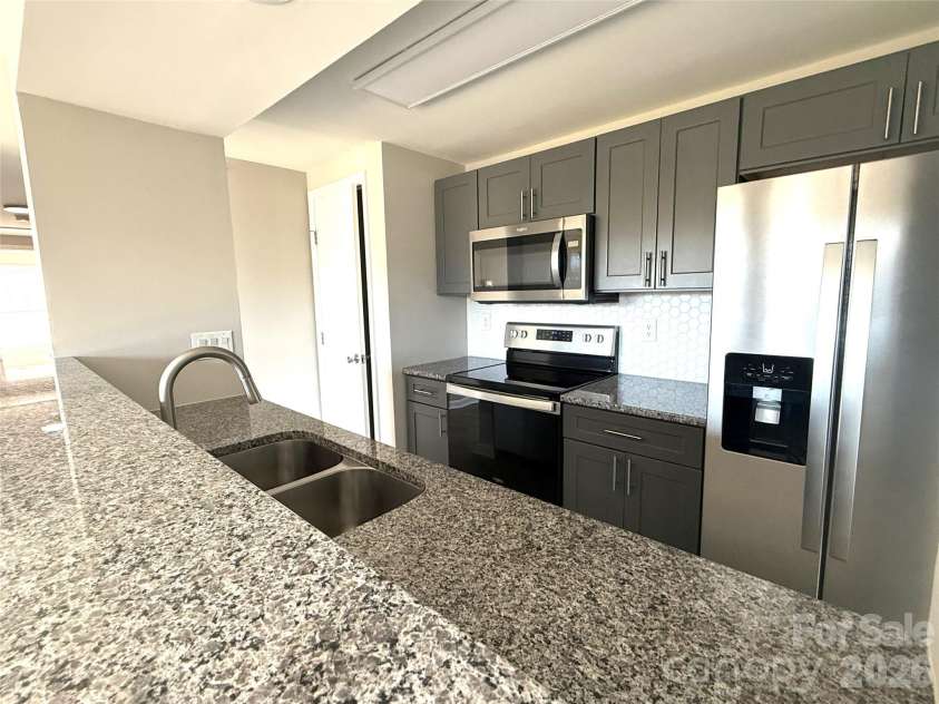 1604 Arlyn Circle, Charlotte, NC 28213.  MLS# CAR4393622, YatesRealty ID 22813. 