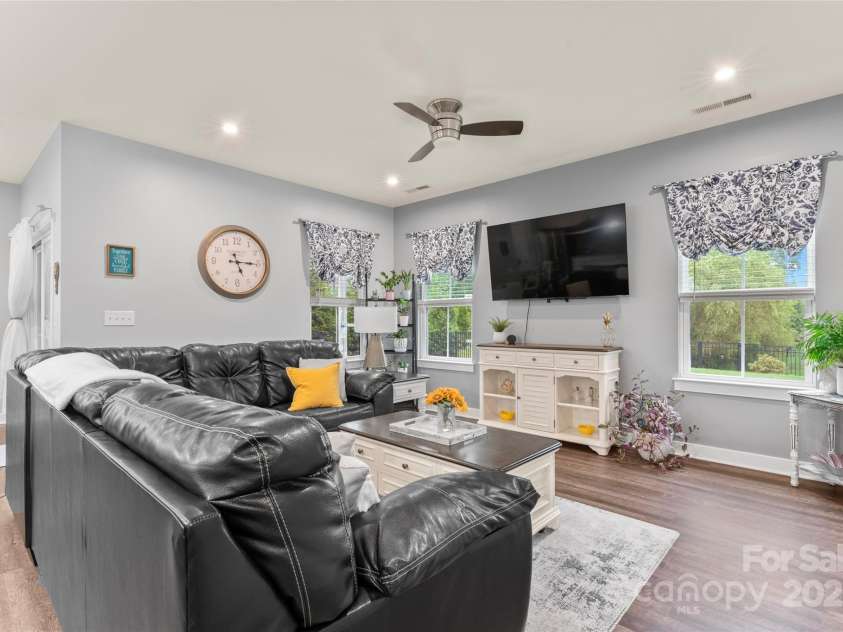 5079 Skyfest Drive, Charlotte, NC 28215.  MLS# CAR4263982, YatesRealty ID 22813. 