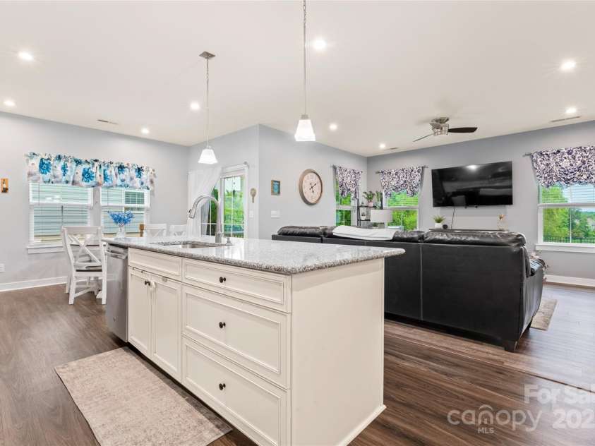 5079 Skyfest Drive, Charlotte, NC 28215.  MLS# CAR4263982, YatesRealty ID 22813. 