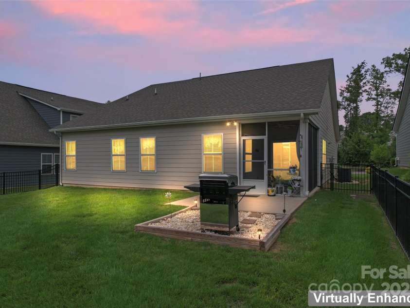 5079 Skyfest Drive, Charlotte, NC 28215.  MLS# CAR4263982, YatesRealty ID 22813. 