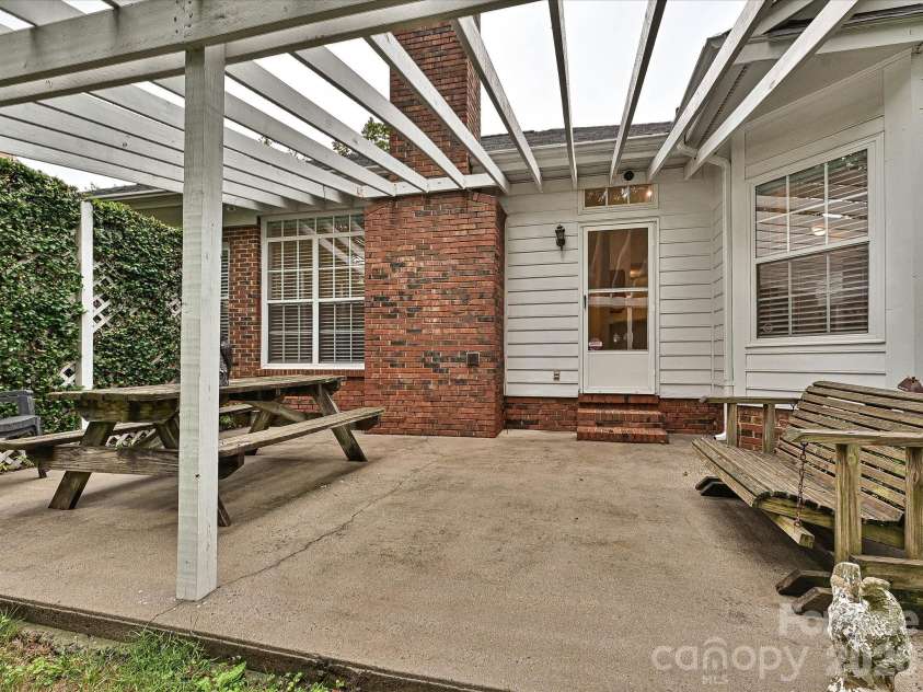 5607 Oak Drive, Charlotte, NC 28216.  MLS# CAR4291092, YatesRealty ID 22814. 