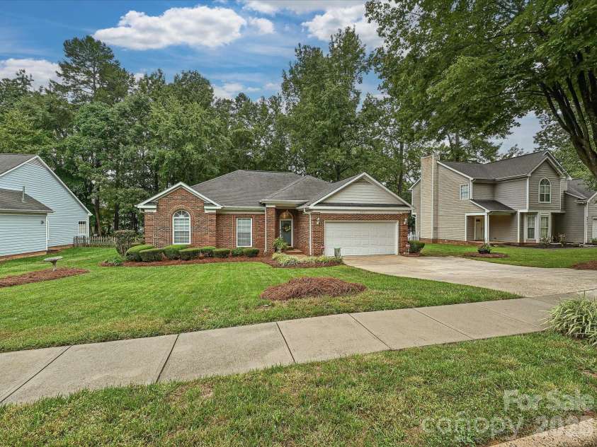 5607 Oak Drive, Charlotte, NC 28216.  MLS# CAR4291092, YatesRealty ID 22814. 