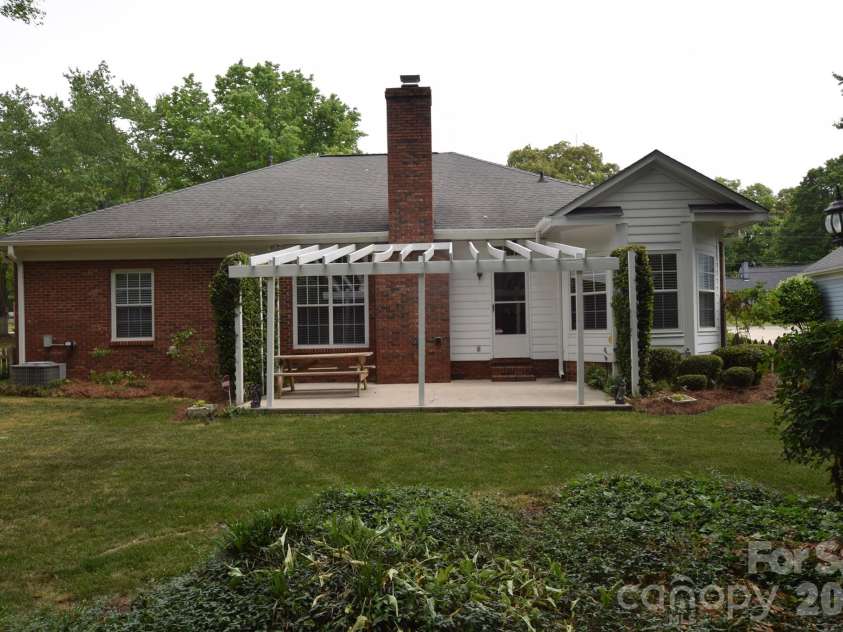 5607 Oak Drive, Charlotte, NC 28216.  MLS# CAR4291092, YatesRealty ID 22814. 