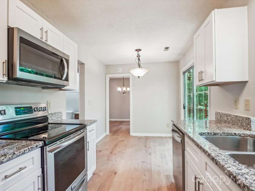 7217 Rena Mae Lane, Charlotte, NC 28227.  MLS# CAR4272672, YatesRealty ID 22814. Updated kitchen with granite counters