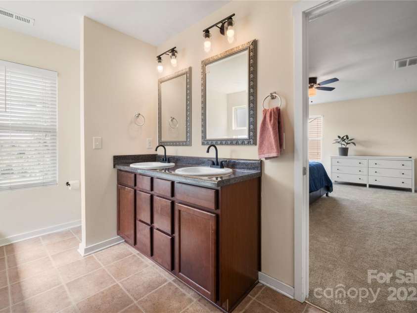 4732 Gibbons Link Road, Charlotte, NC 28269.  MLS# CAR4273619, YatesRealty ID 22817. Primary bath