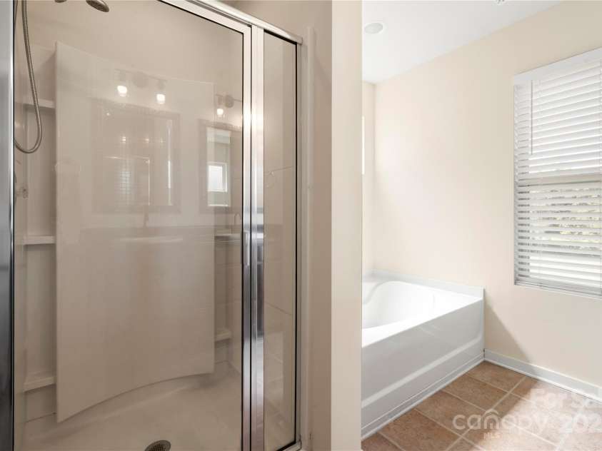 4732 Gibbons Link Road, Charlotte, NC 28269.  MLS# CAR4273619, YatesRealty ID 22817. Primary bath with garden tub