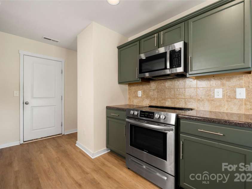 4732 Gibbons Link Road, Charlotte, NC 28269.  MLS# CAR4273619, YatesRealty ID 22817. Stunning kitchen