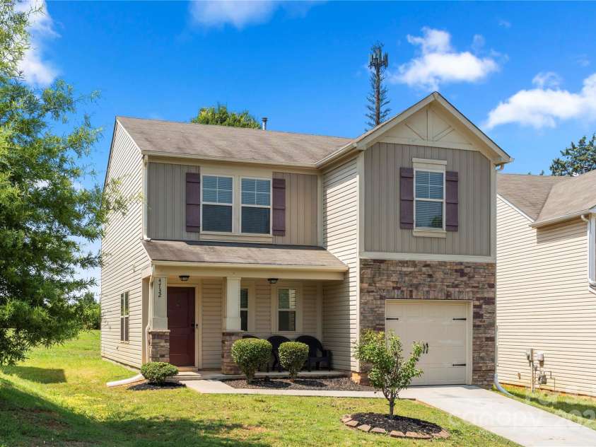 4732 Gibbons Link Road, Charlotte, NC 28269.  MLS# CAR4273619, YatesRealty ID 22817. Welcome Home! Fresh paint, updated lighting and new flooring await you.