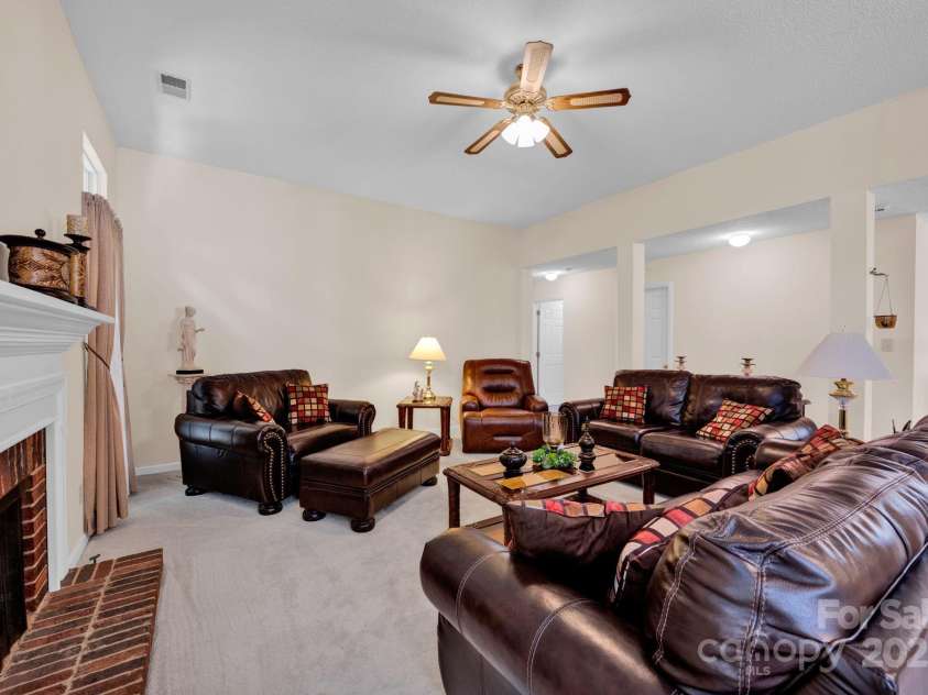2620 Yarrow Road, Charlotte, NC 28213.  MLS# CAR4269902, YatesRealty ID 22818. 