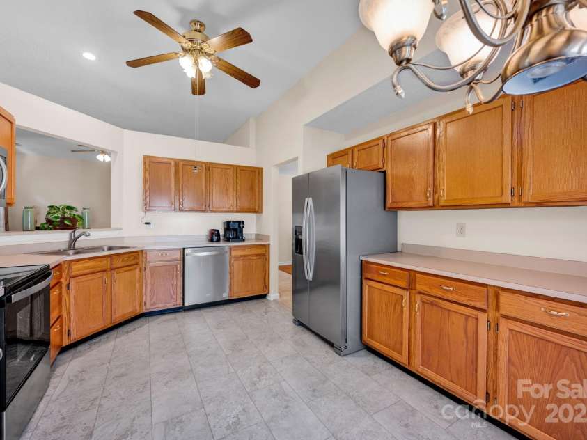 2620 Yarrow Road, Charlotte, NC 28213.  MLS# CAR4269902, YatesRealty ID 22818. 