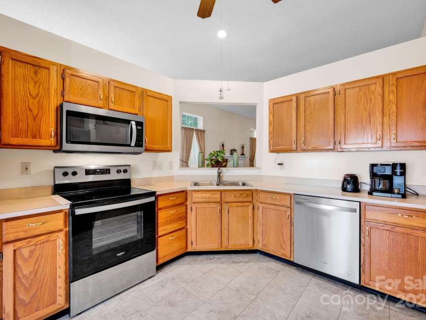 2620 Yarrow Road, Charlotte, NC 28213.  MLS# CAR4269902, YatesRealty ID 22818. 