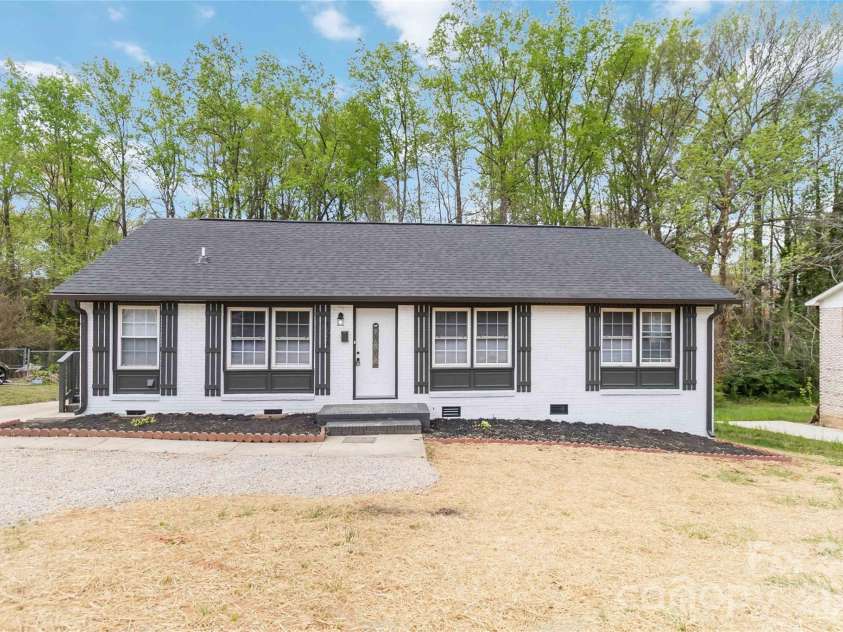 6726 Barrington Drive, Charlotte, NC 28215.  MLS# CAR4363314, YatesRealty ID 22819. 