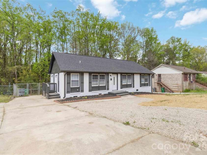 6726 Barrington Drive, Charlotte, NC 28215.  MLS# CAR4363314, YatesRealty ID 22819. 